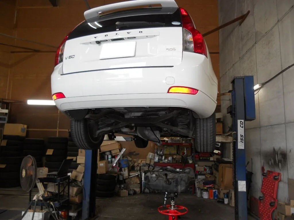 相模原市 VOLVO V50 エンジンが掛からず フューエルポンプ交換の為､ガソリンタンク脱着作業