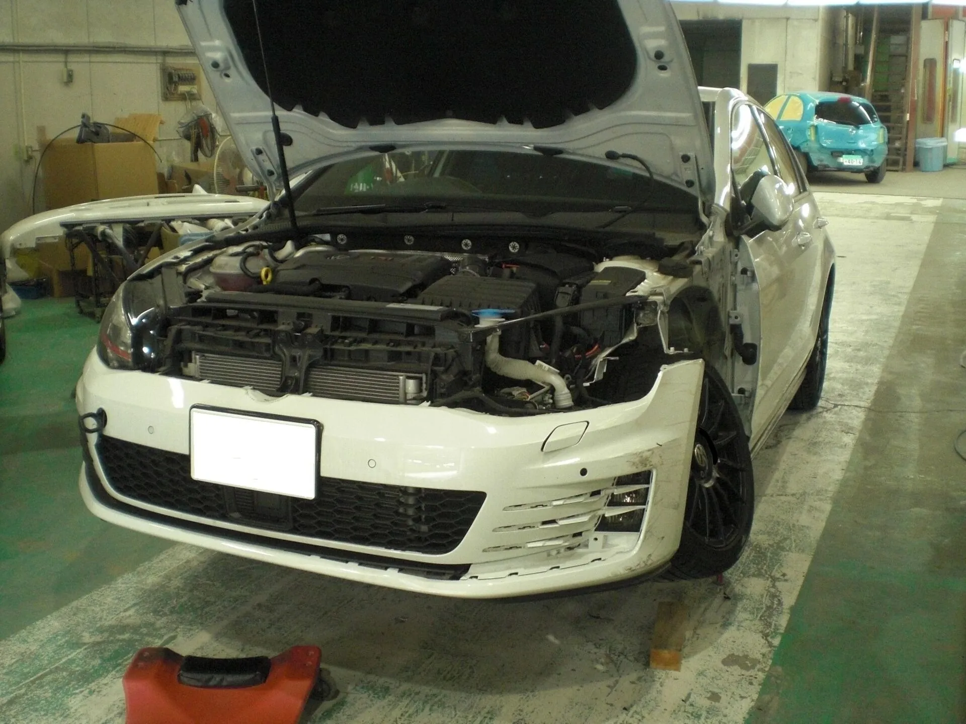 東京都町田市 フォルクスワーゲン ゴルフGTI 事故修理 自走不能 走行できない 保険修理 代車必要 レンタカー手配 外車対応 アライメント調整 エーミング調整 ボディーコーティング施工