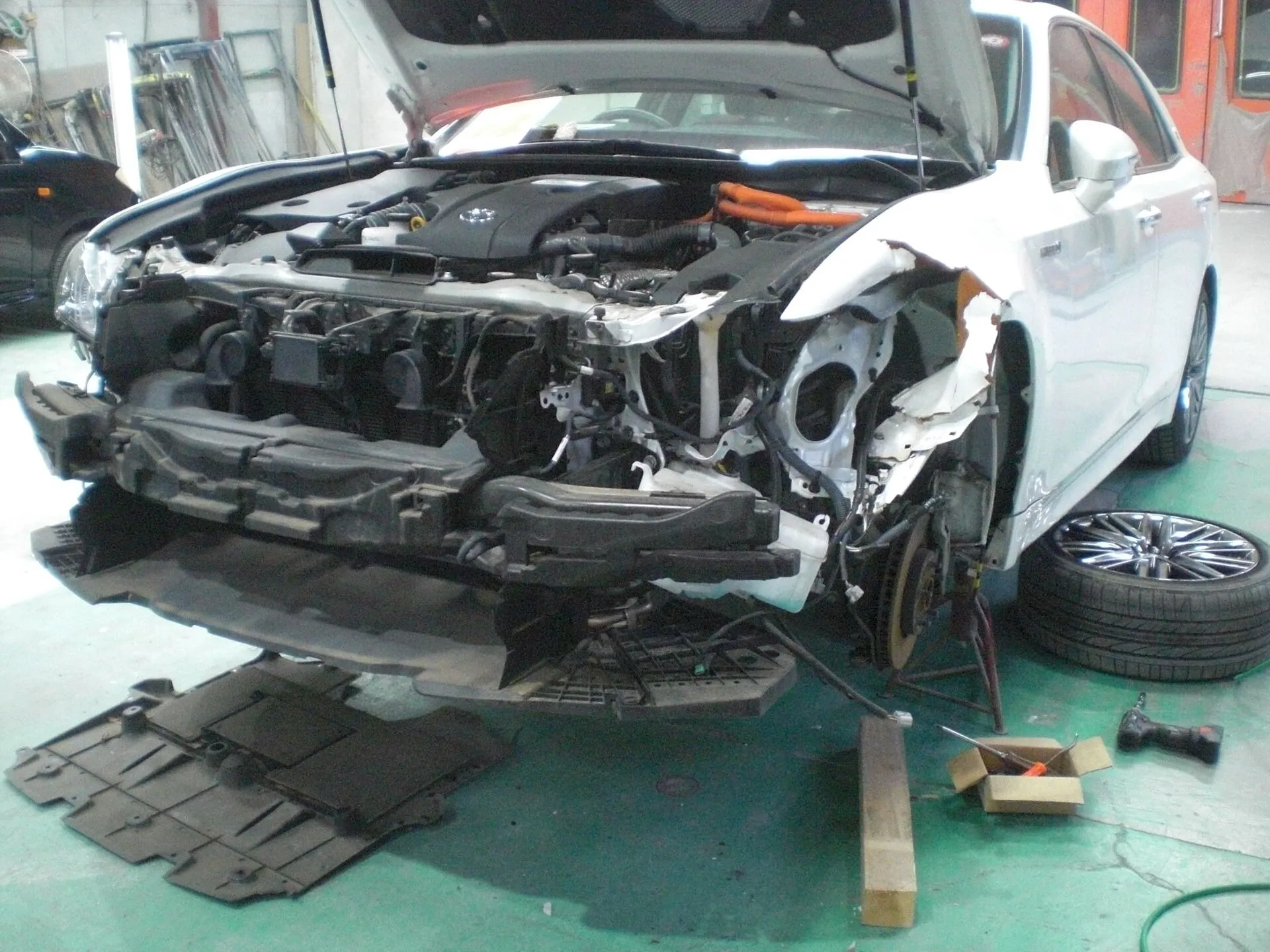 前廻り大破 保険修理・自費修理 国産車・輸入車 安心・安全にしっかり直します！！